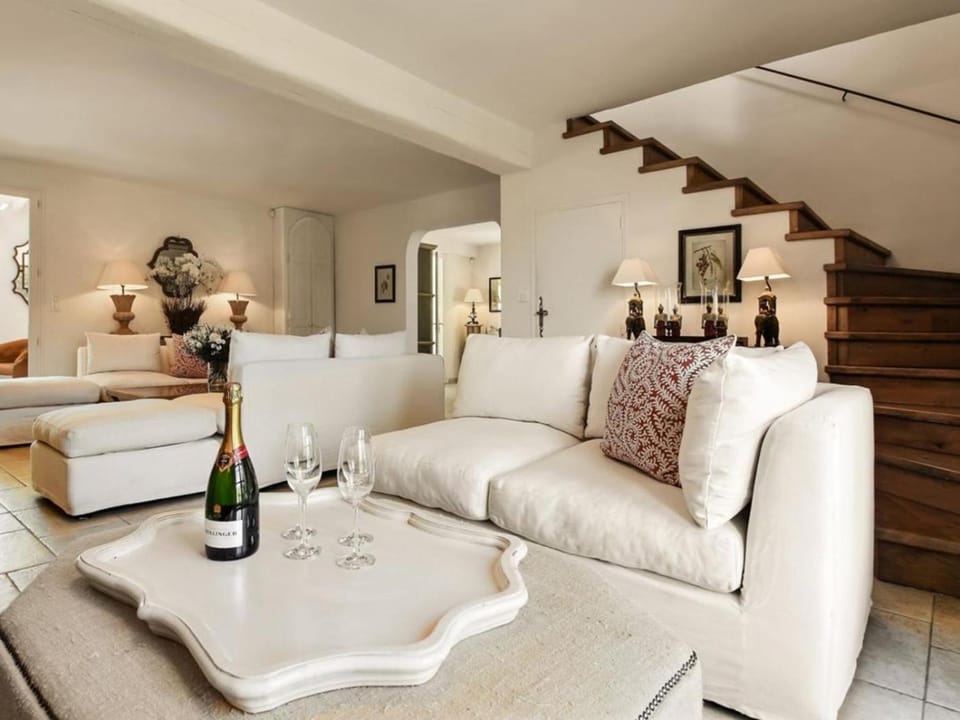 Restaurant/places to eat, Living room, Seating area