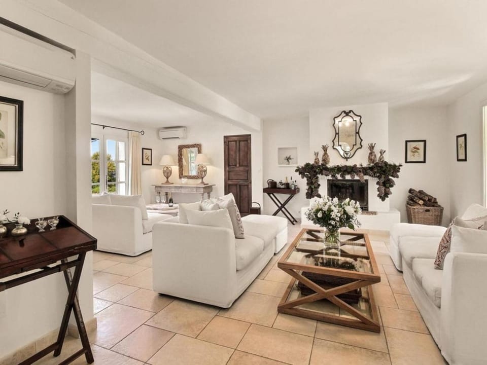 Restaurant/places to eat, Living room, Seating area