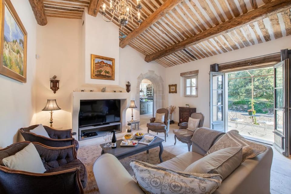 La Becasse Heritage Pool Manor Villa in Bonnieux