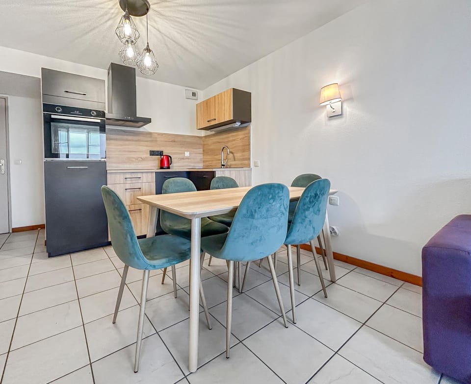 Kitchen or kitchenette, Dining area, oven