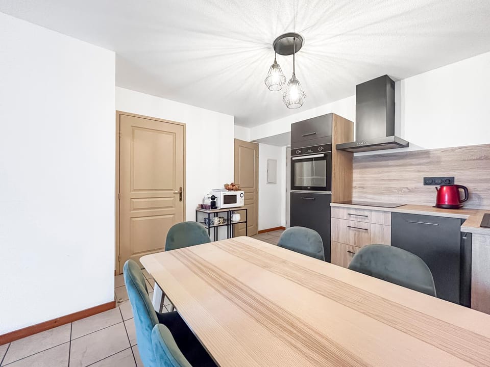 Kitchen or kitchenette, Dining area, minibar, oven, stove