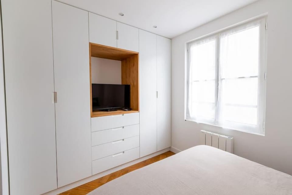Appartement contemporain rénové dans le centre de Paris Apartment in Paris