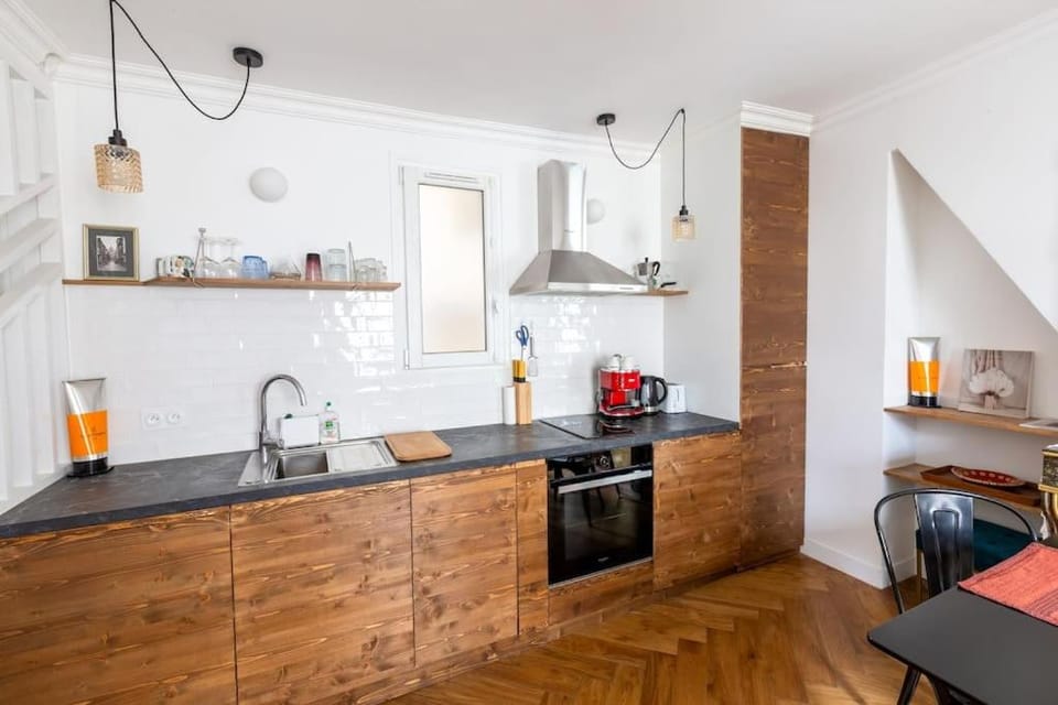 Appartement contemporain rénové dans le centre de Paris Apartment in Paris