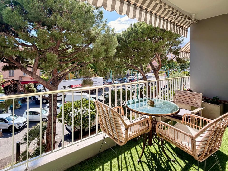 Le Soleil Tropézien, Somptueux 2 pièces - Terrasse Vue Mer Apartment in Menton