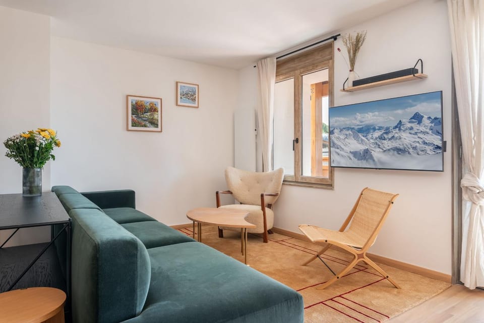 Living room, Seating area, air conditioner