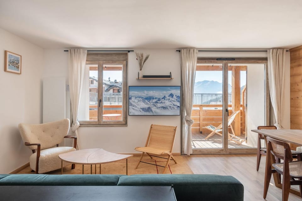 Living room, Seating area, Dining area, air conditioner