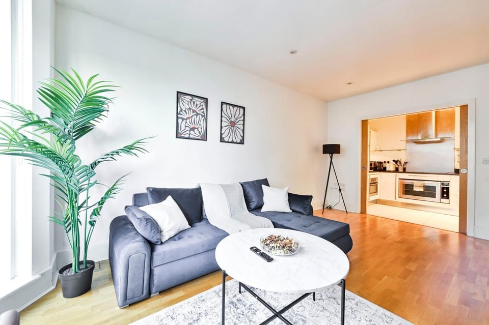 Bright Riverside 2 Bed Haven with Balcony - Modern Comfort in Battersea Apartment in London