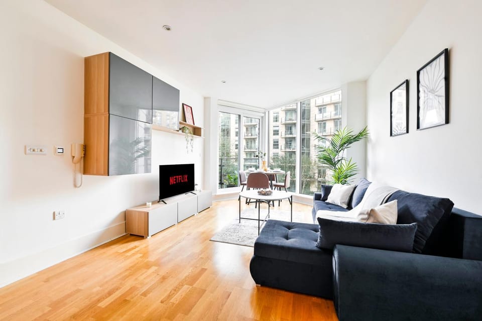 Bright Riverside 2 Bed Haven with Balcony - Modern Comfort in Battersea Apartment in London