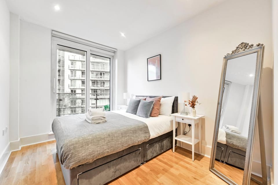 Bright Riverside 2 Bed Haven with Balcony - Modern Comfort in Battersea Apartment in London