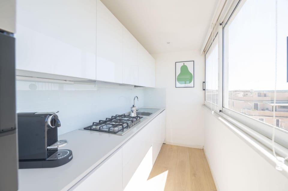Coffee/tea facilities, Kitchen or kitchenette, stove