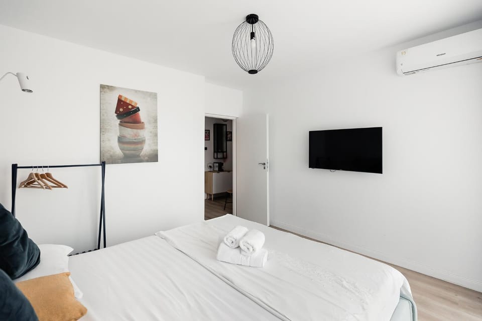 Communal lounge/ TV room, Bed, TV and multimedia, Photo of the whole room, Evening entertainment, Bedroom, towels, air conditioner