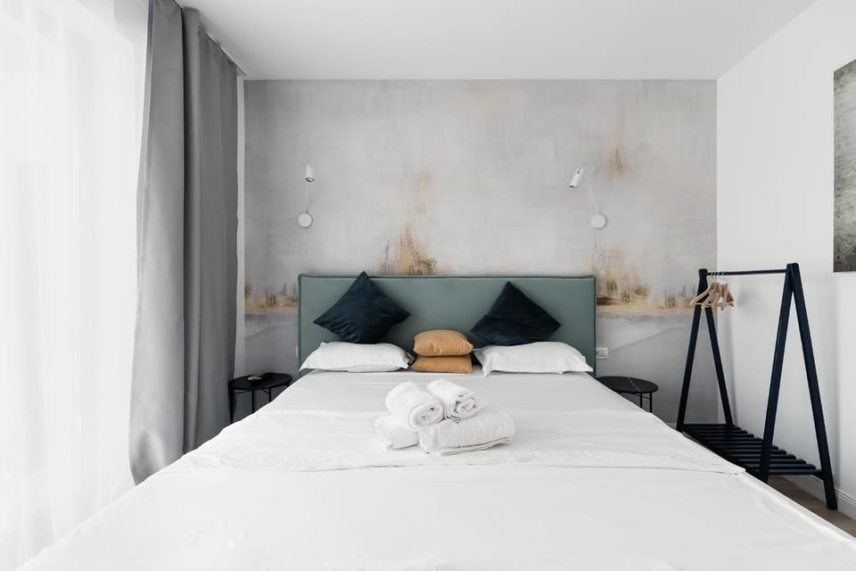 Bed, Photo of the whole room, Bedroom, towels
