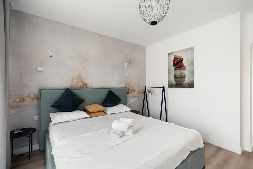 Bed, Photo of the whole room, Bedroom, towels