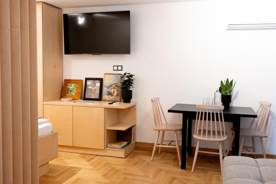 TV and multimedia, Living room, Seating area, Dining area