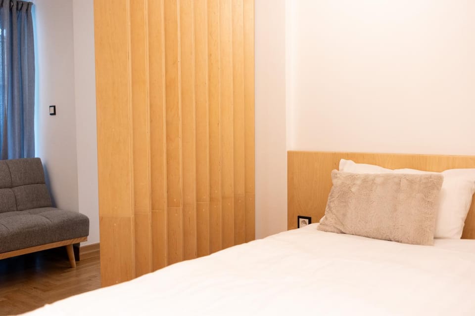 Bed, Photo of the whole room, Seating area, Bedroom