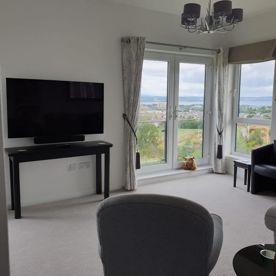 Natural landscape, TV and multimedia, Living room, Seating area, Evening entertainment