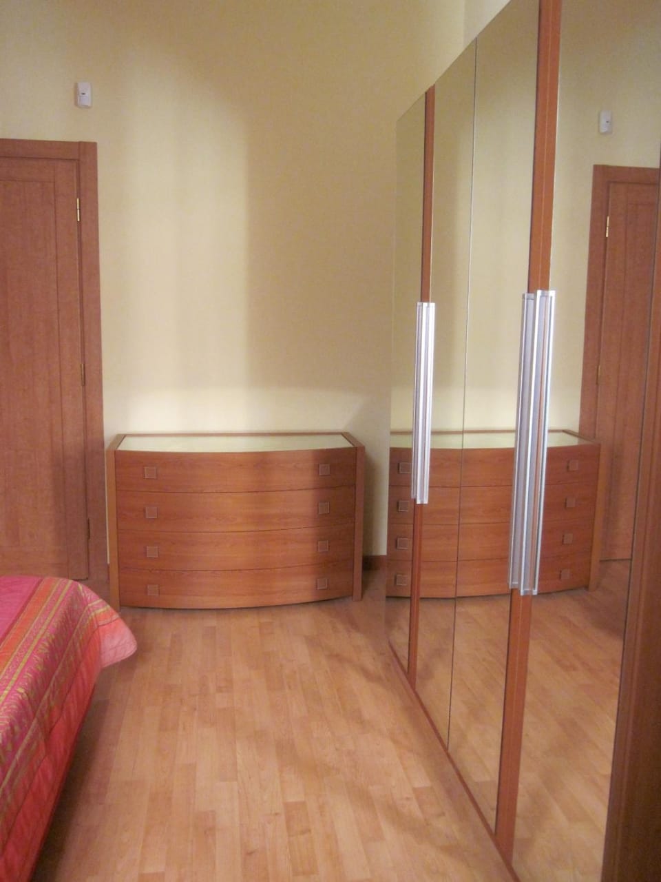 Photo of the whole room, Bedroom, wardrobe