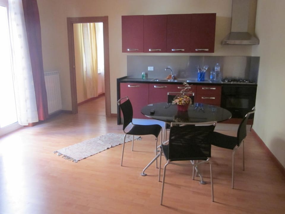 Kitchen or kitchenette, Living room, Seating area, Dining area