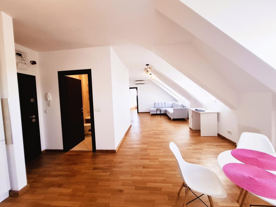 Bed, Photo of the whole room, Dining area