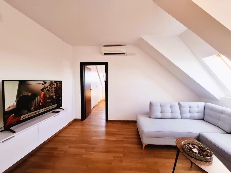 TV and multimedia, Living room, Evening entertainment