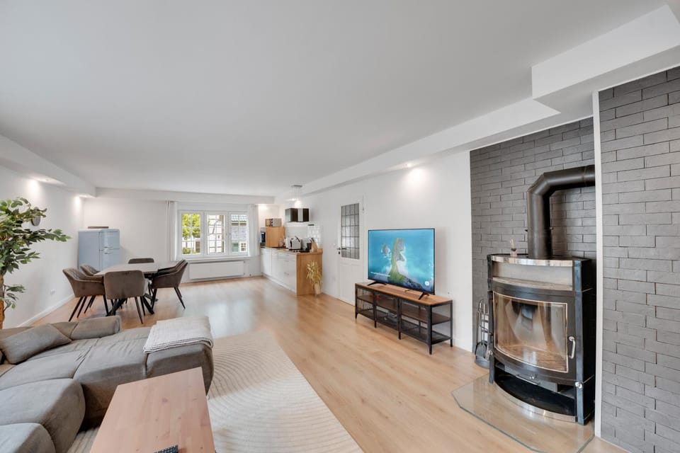 TV and multimedia, Living room, Seating area, Evening entertainment, fireplace, kitchen