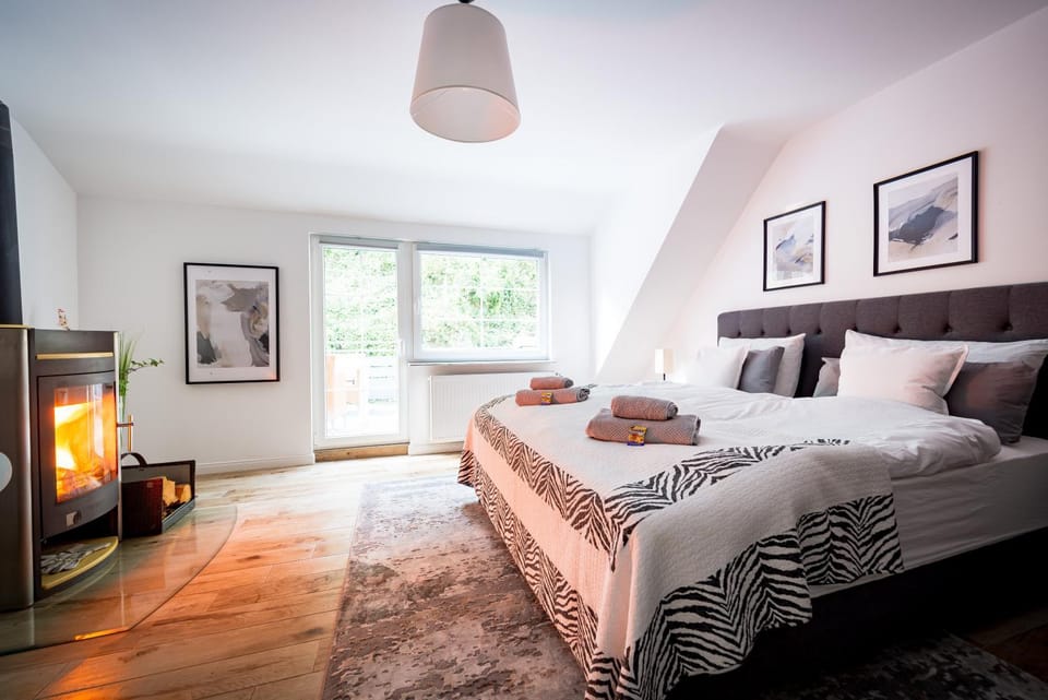 Bed, Photo of the whole room, Bedroom, fireplace, towels