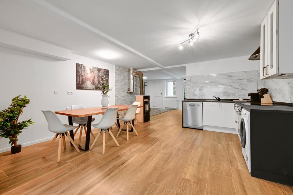 Kitchen or kitchenette, Dining area, oven, stove