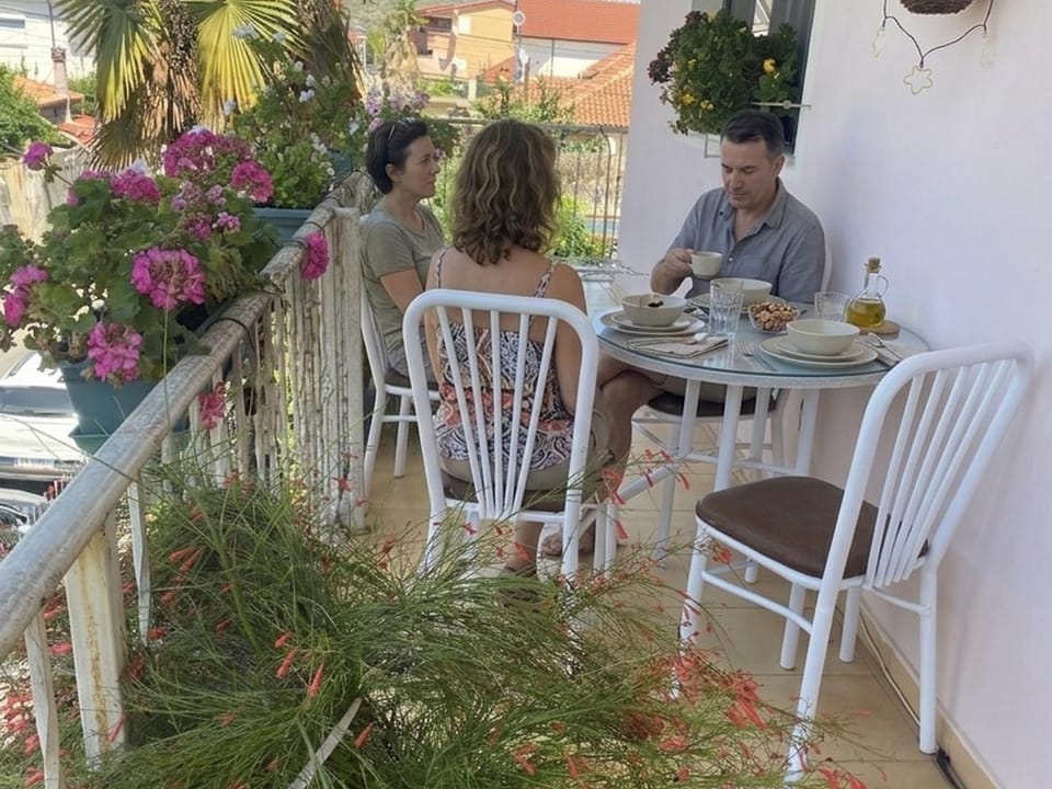 Patio, Day, People, View (from property/room), Balcony/Terrace, Food, Guests, Garden view, Drinks, group of guests