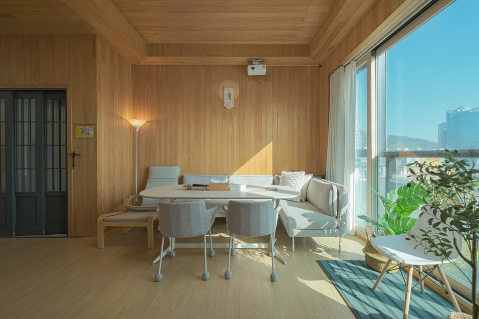 Day, Living room, Seating area