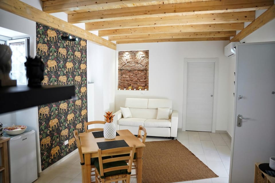 TV and multimedia, Living room, Seating area, Dining area