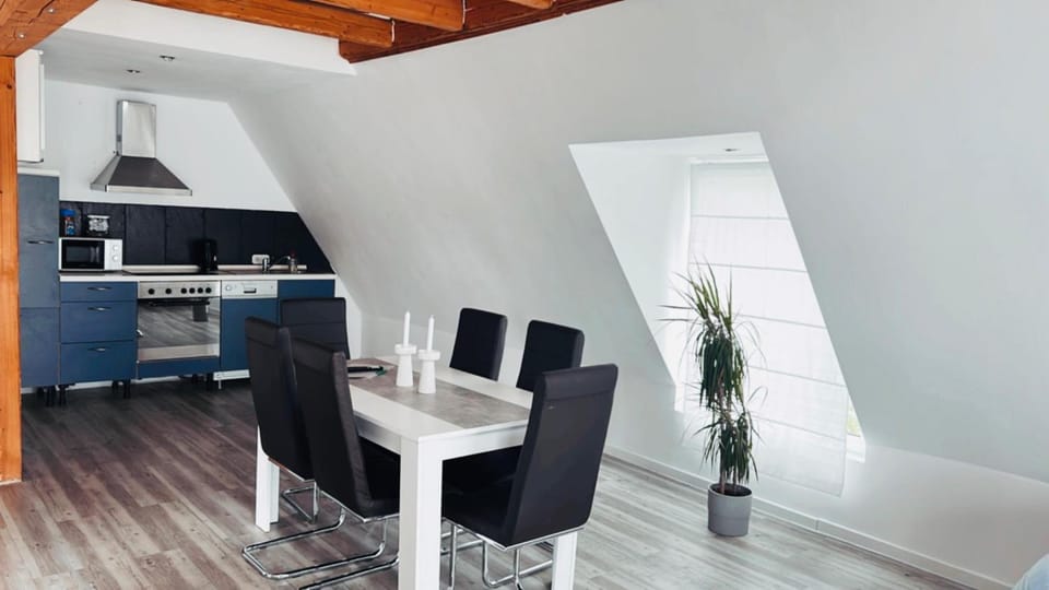 Kitchen or kitchenette, Seating area, Dining area, oven, stove
