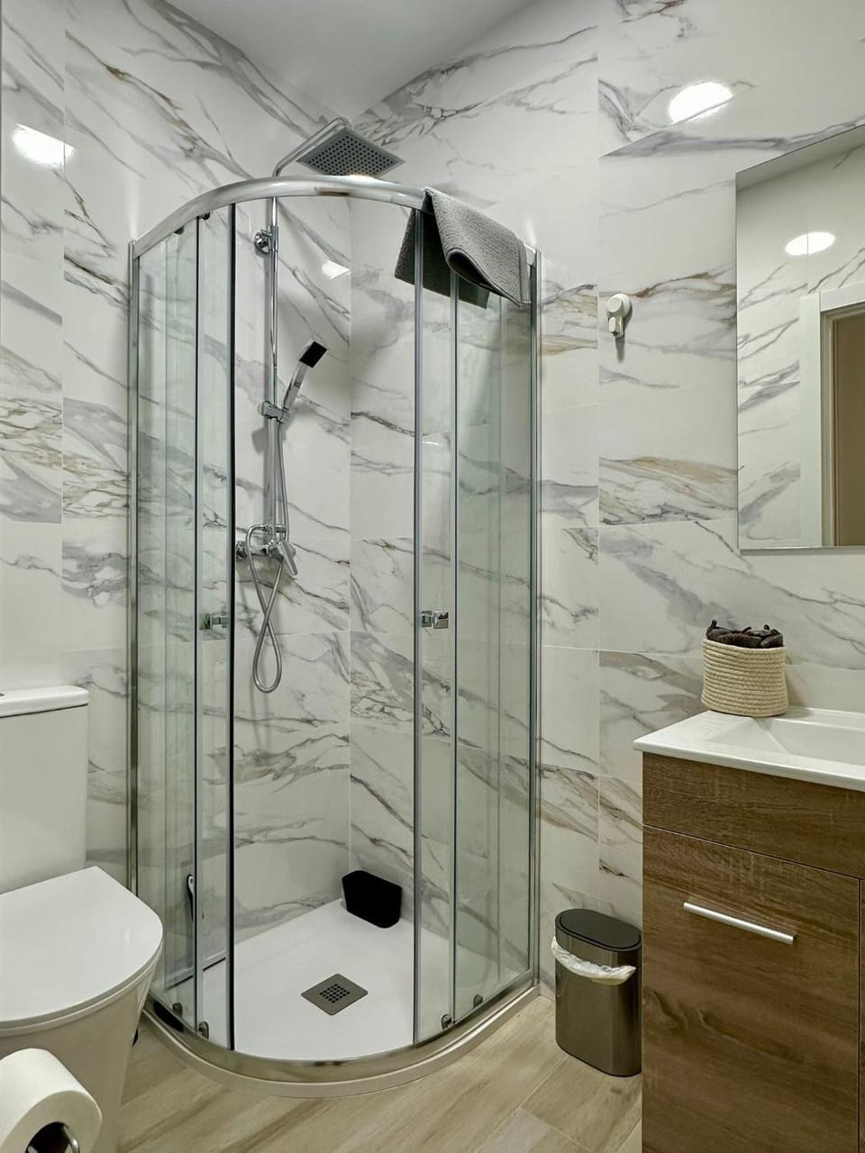 Shower, Toilet, Bathroom, towels