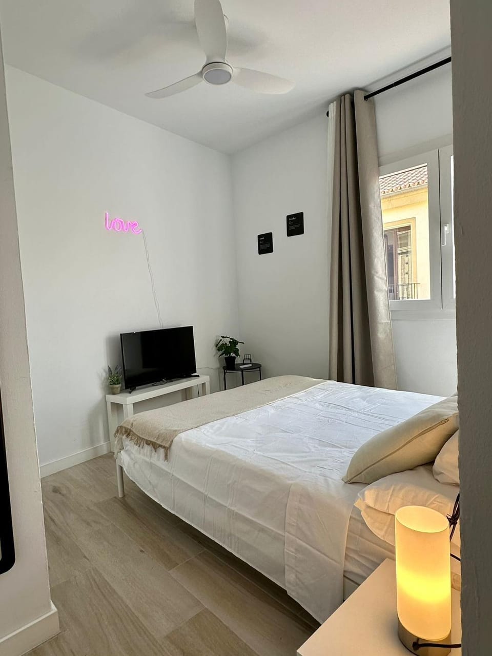Bed, TV and multimedia, Photo of the whole room, Bedroom