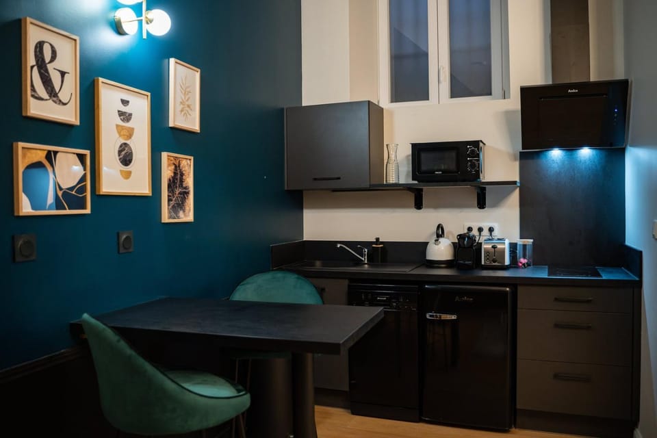 Coffee/tea facilities, Dining area, stove