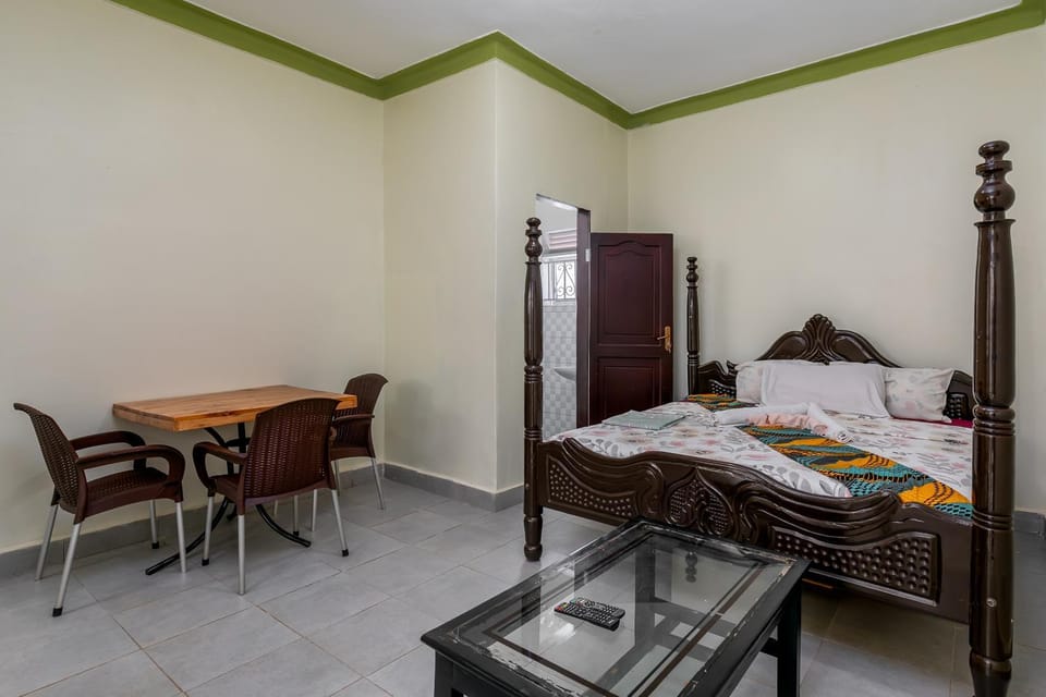 Bed, Living room, Photo of the whole room, Seating area, Dining area, Bedroom