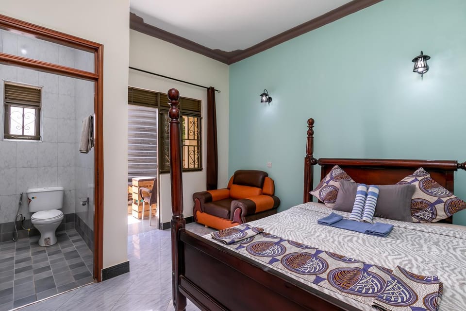 Toilet, Bed, Bathroom, Photo of the whole room, Bedroom, towels