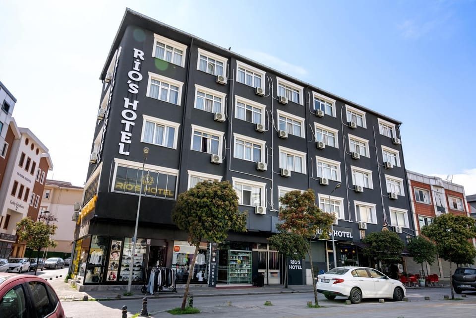 Property building, Day, Neighbourhood, City view, Street view, Location, Parking
