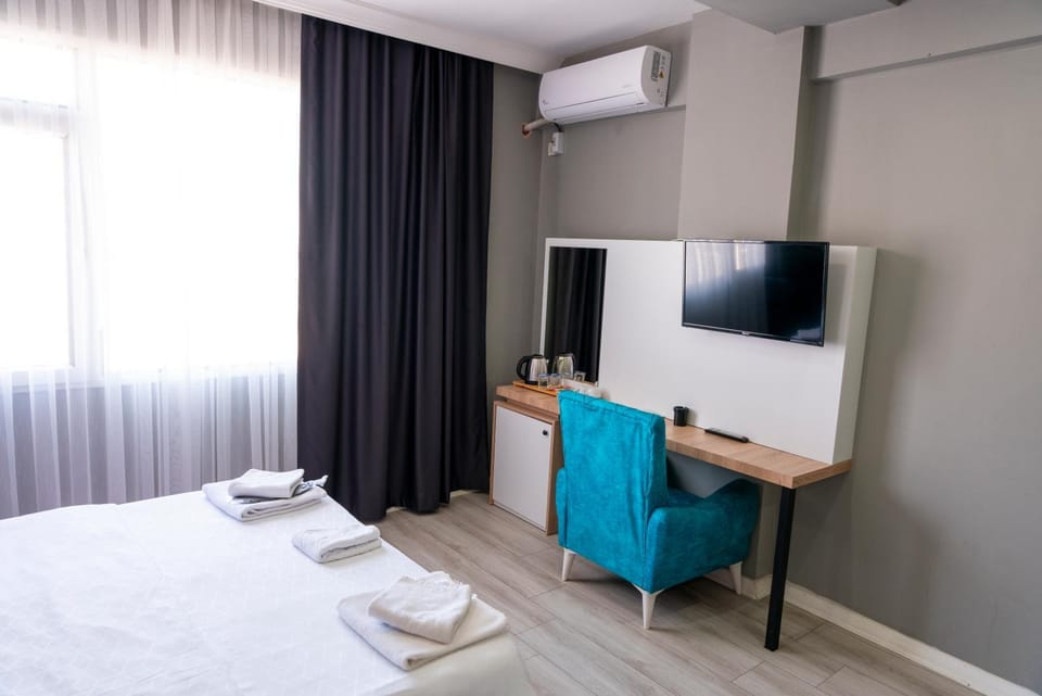 Communal lounge/ TV room, Bed, TV and multimedia, Photo of the whole room, Evening entertainment, Bedroom, hair dresser, towels, air conditioner