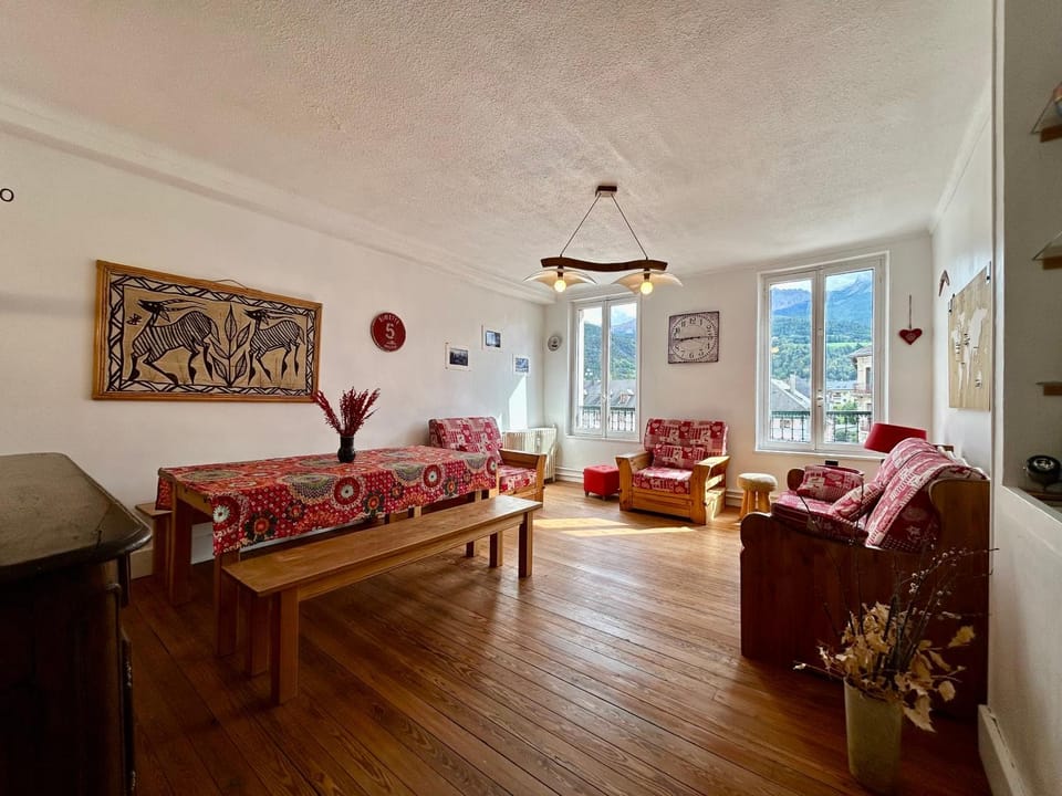 View (from property/room), Living room, Dining area, Mountain view