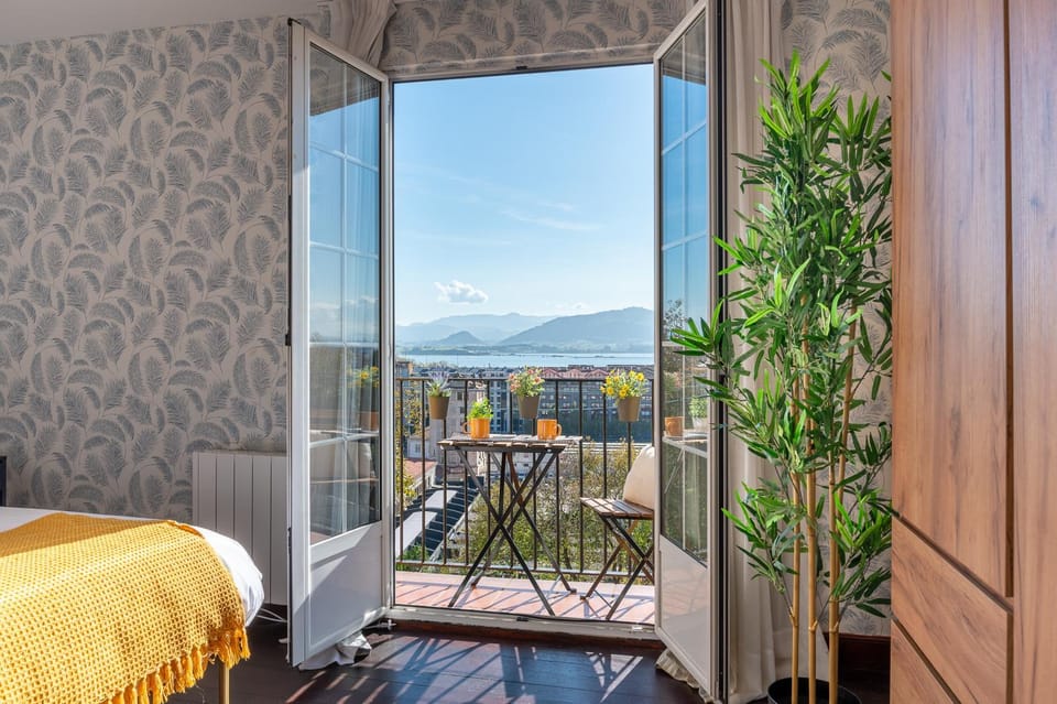 Natural landscape, View (from property/room), Balcony/Terrace, Photo of the whole room, Bedroom, Mountain view