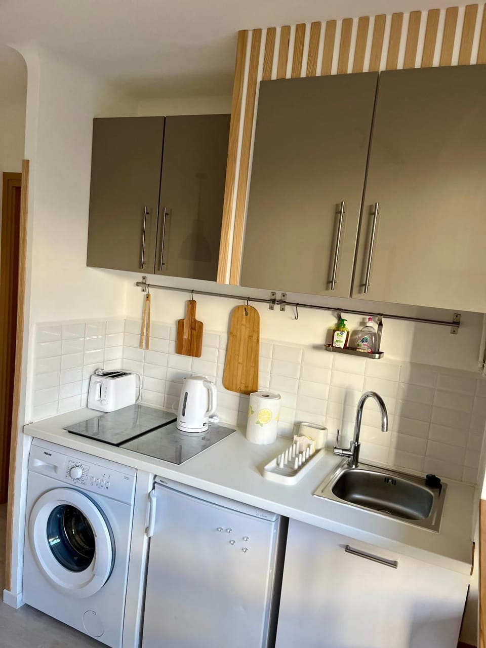 Kitchen or kitchenette, washing machine