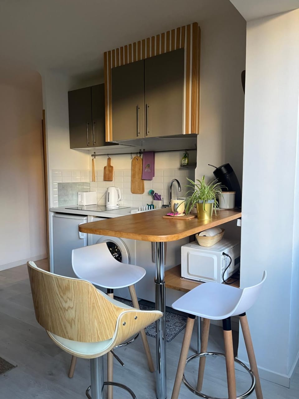 Kitchen or kitchenette, Dining area