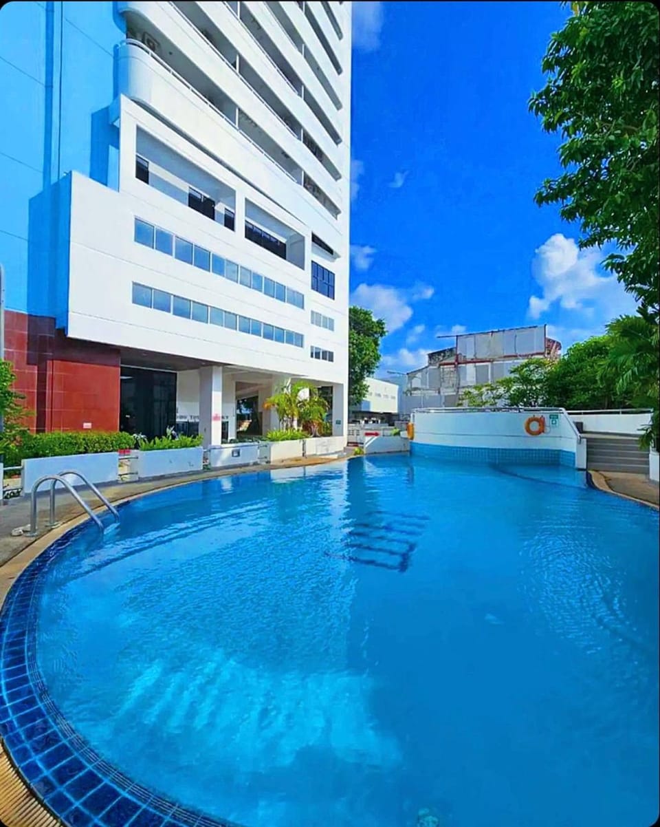 Property building, Day, Swimming pool, sunbed