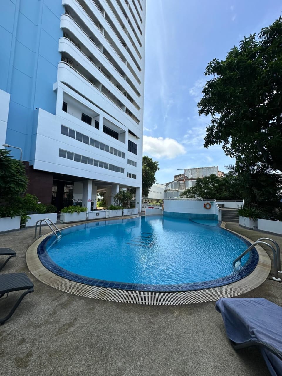 Property building, Day, Pool view, Swimming pool, sunbed