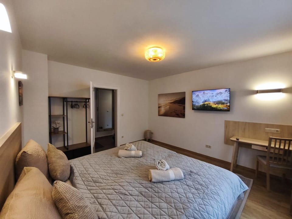 Communal lounge/ TV room, Bed, TV and multimedia, Photo of the whole room, Text overlay, cot, wardrobe