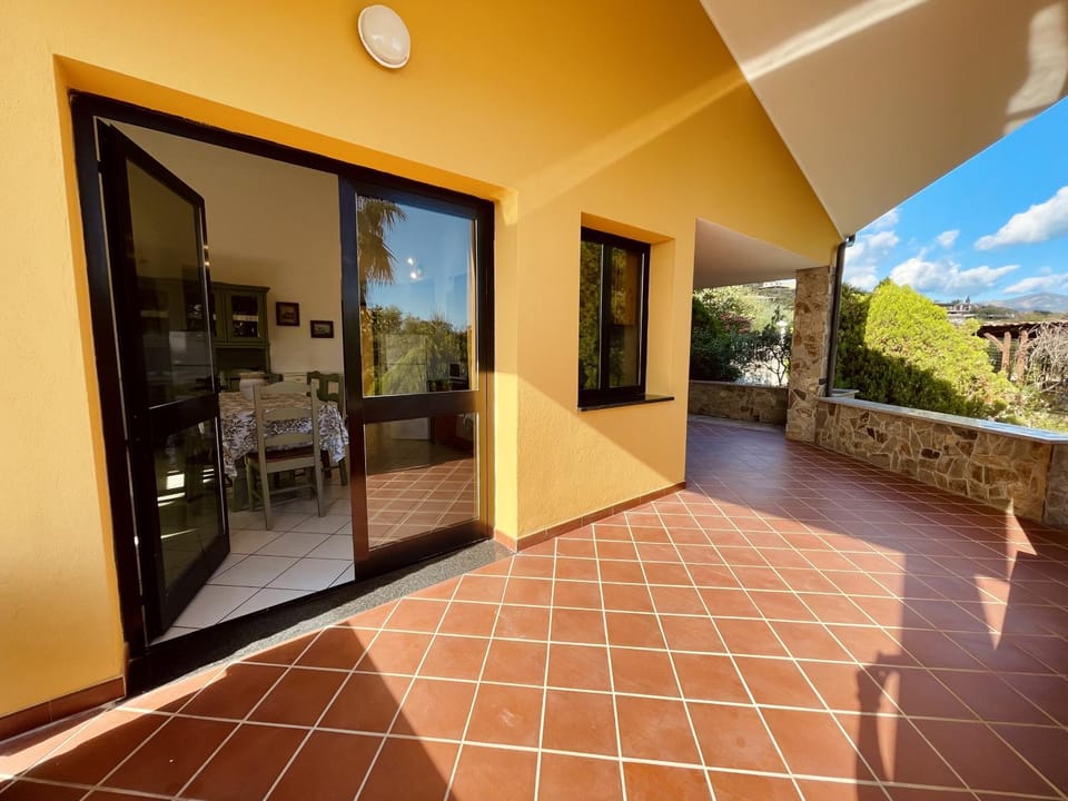 Property building, Natural landscape, Balcony/Terrace