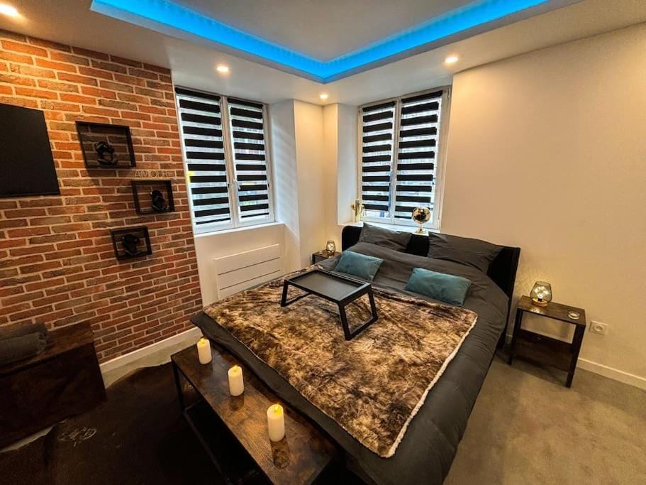 Bed, TV and multimedia, Bedroom