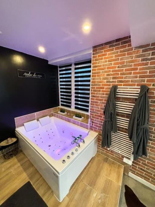 Hot Tub, Hot Tub, Bathroom, Bath, towels