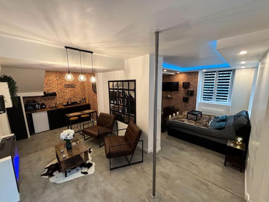 Bed, TV and multimedia, Kitchen or kitchenette, Living room, Photo of the whole room, Seating area, Dining area, Bedroom