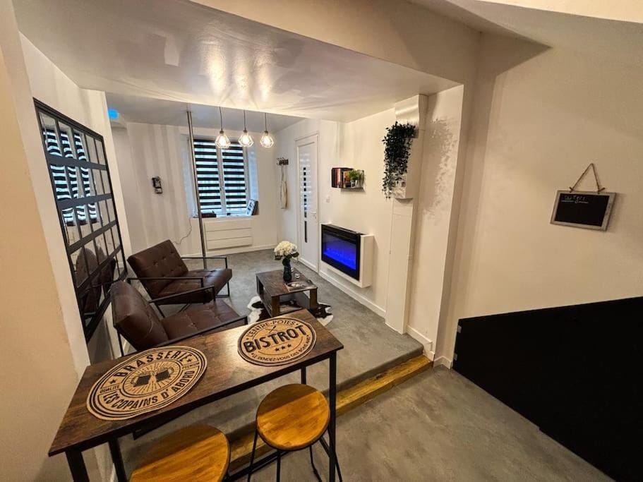 Living room, Seating area, fireplace